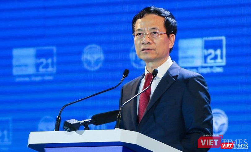 Bộ trưởng Bộ Thông tin và Truyền thông Nguyễn Mạnh Hùng phát biểu từ đầu cầu Việt Nam.