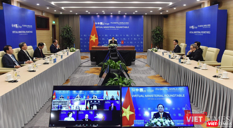 Sau phiên khai mạc, Thủ tướng Phạm Minh Chính và Bộ trưởng Nguyễn Mạnh Hùng tiếp tục tham gia Hội nghị bàn tròn Bộ trưởng với chủ đề: "Cắt giảm chi phí: Liệu chi phí truy cập với giá phù hợp có thể tăng tốc chuyển đổi số".