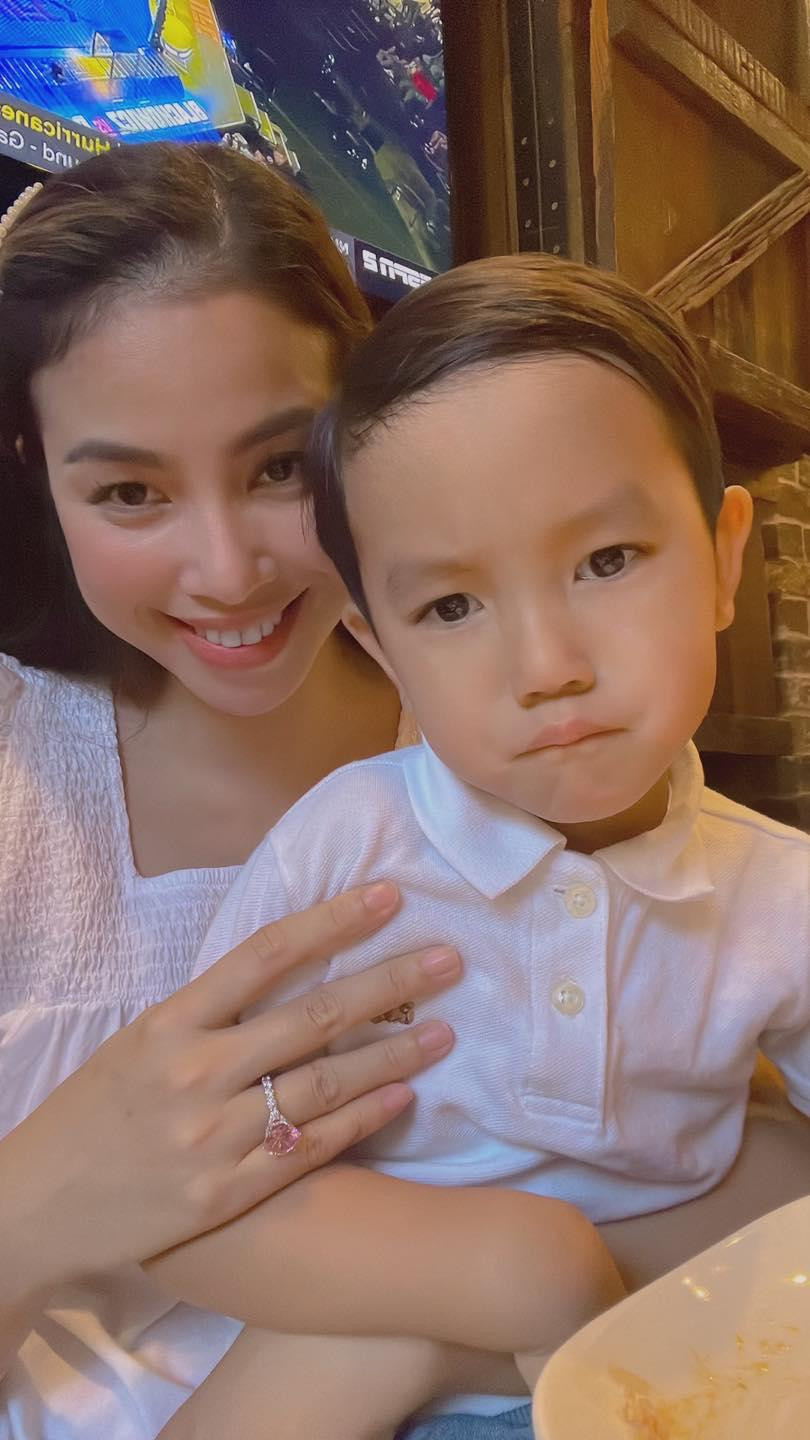 Nàng hậu hiện có cuộc sống viên mãn bên chồng cùng 2 con trai sau khi quyết định rút lui khỏi Vbiz để sang Mỹ định cư