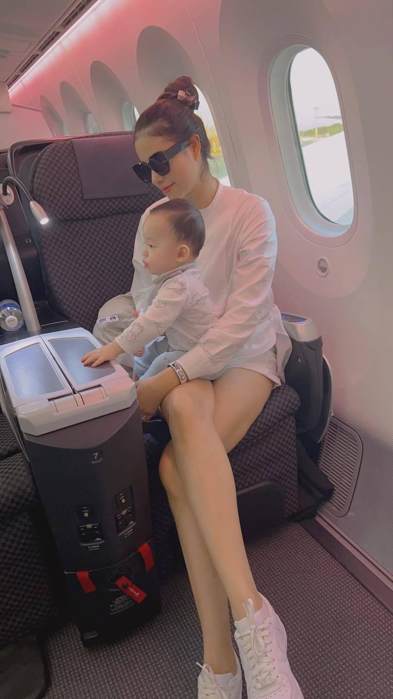 Hoa hậu Phạm Hương trên chuyến bay trở về Việt Nam