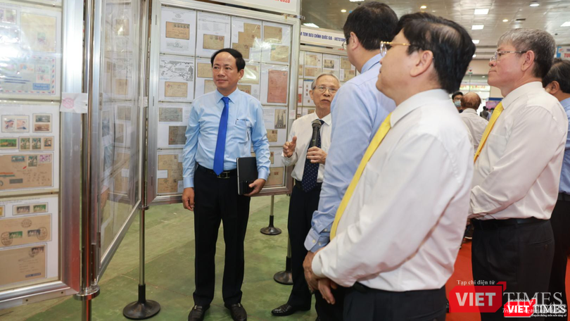 Các đại biểu tham quan khu trưng bày tại triển lãm tem bưu chính lớn nhất từ trước tới nay tại Việt Nam.