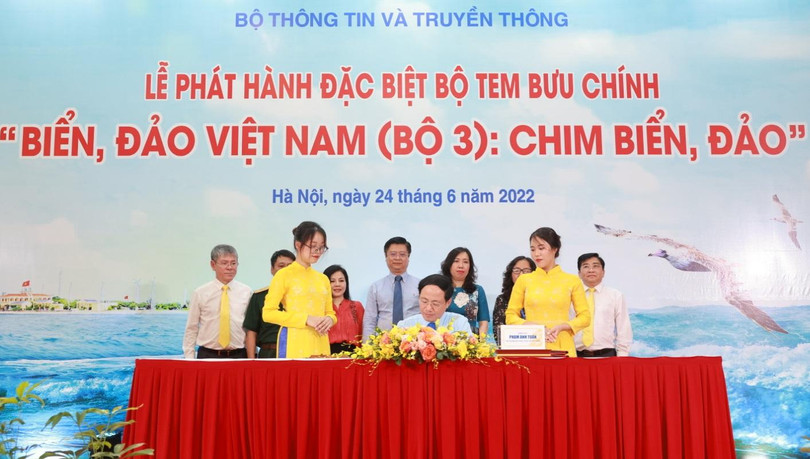 Thứ trưởng Pham Anh Tuan thực hiện nghi thức phát hành đặc biệt bộ tem “Biển, đảo Việt Nam: Chim biển, đảo”.