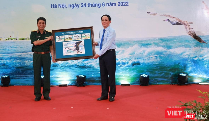 Thứ trưởng Phạm Anh Tuấn tặng quà đặc biệt cho Trung tâm Nhiệt đới Việt - Nga.