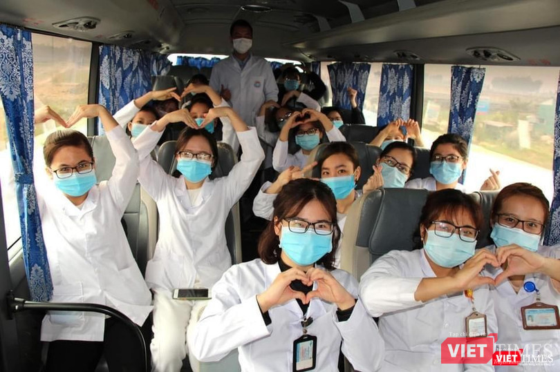 Chuyến xe rộn rã tiếng nói cười của các sinh viên tự hào đi vào tâm dịch. Chuyến xe rộn rã tiếng nói cười của các sinh viên tự hào đi vào tâm dịch.