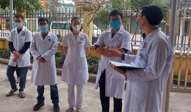 ThS. Nguyễn Trọng Khoa chia sẻ khó khăn với cán bộ y tế vùng có dịch.