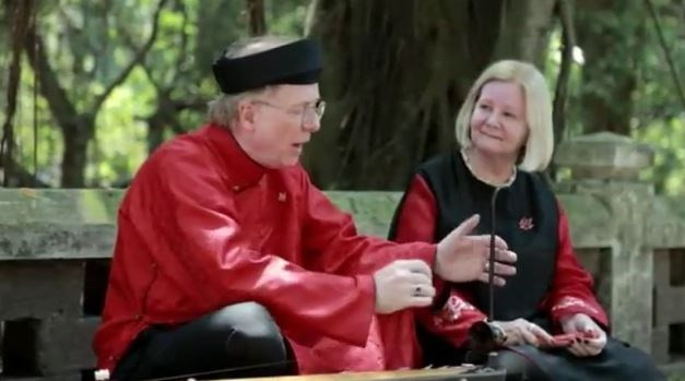 Đại sứ David Devine đánh đàn bầu.