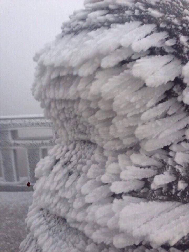 Fansipan huyền ảo băng tuyết trong nắng sớm khiến dân mạng sôi sục ảnh 4