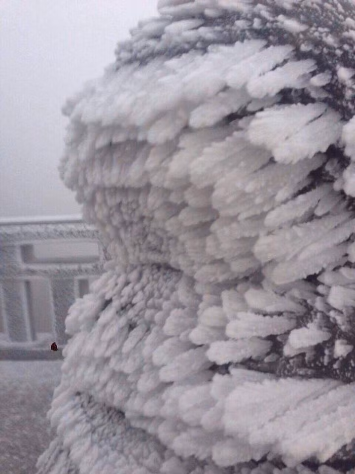 Fansipan huyền ảo băng tuyết trong nắng sớm khiến dân mạng sôi sục ảnh 4