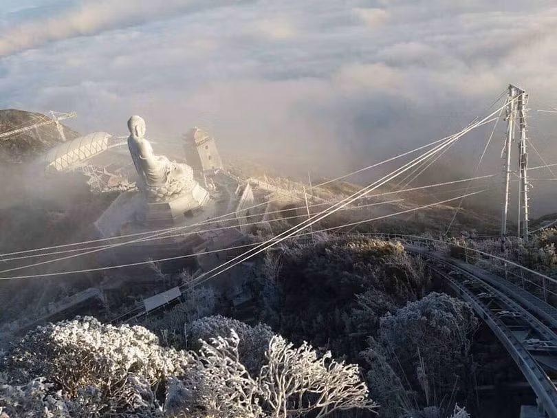 Fansipan huyền ảo băng tuyết trong nắng sớm khiến dân mạng sôi sục ảnh 6