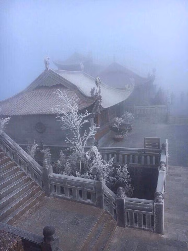 Fansipan huyền ảo băng tuyết trong nắng sớm khiến dân mạng sôi sục ảnh 3