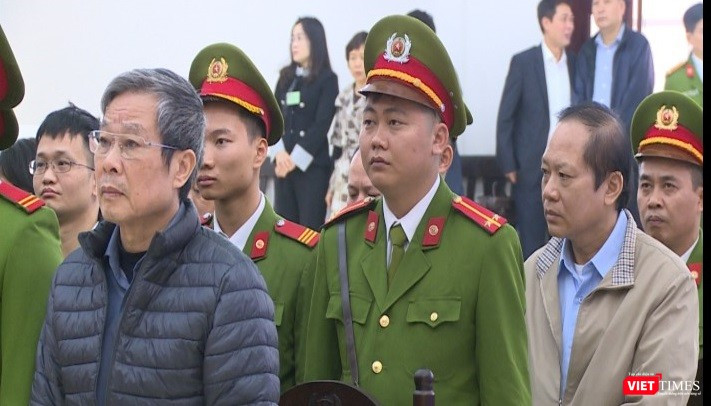 Cựu Bộ trưởng Nguyễn Bắc Son (áo khoác xanh) và Cựu Bộ trưởng Trương Minh Tuấn (áo khoác xám) tại phiên tòa sáng nay.