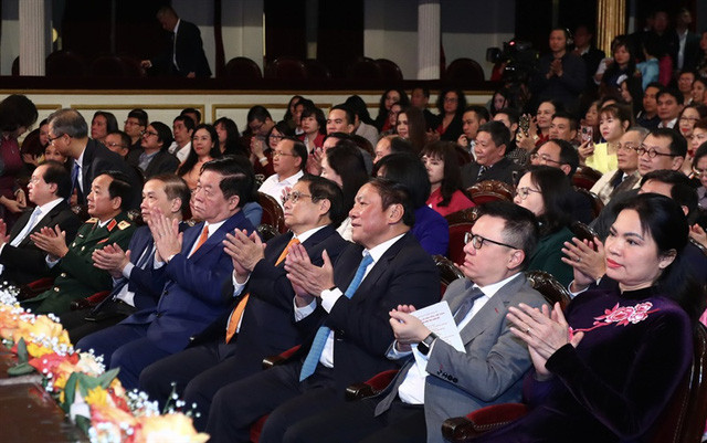 Chương trình nghệ thuật "Những dấu ấn lịch sử" có sự tham gia của lãnh đạo Đảng, Nhà nước, các bộ, ban ngành, địa phương. Ảnh: VGP.