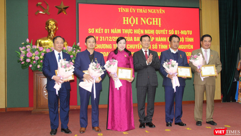 Bộ trưởng Bộ Thông tin và Truyền thông Nguyễn Mạnh Hùng tặng Kỷ niệm chương "Vì sự nghiệp Thông tin và truyền thông" cho Bí thư Tỉnh ủy Thái Nguyên Nguyễn Thanh Hải và 4 cá nhân.