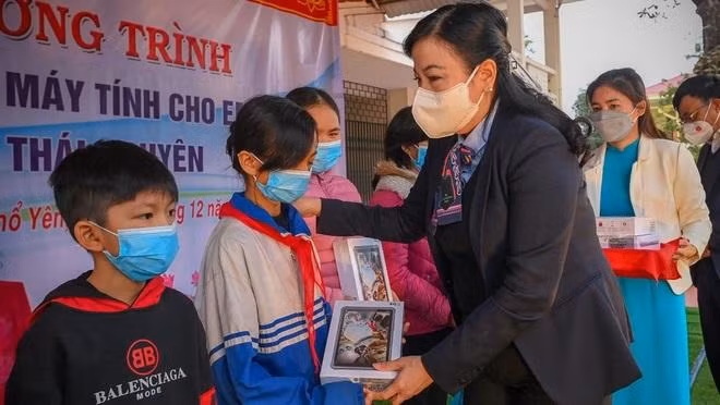 Bí thư Tỉnh ủy Thái Nguyên Nguyễn Thanh Hải tặng máy tính bảng cho học sinh nghèo thị xã Phổ Yên.