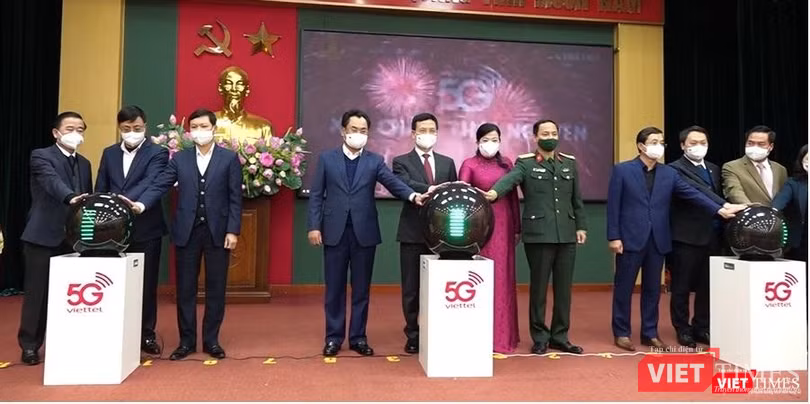 Lãnh đạo tỉnh Thái Nguyên và lãnh đạo Bộ Thông tin và Truyền thông bấm nút khai trương mạng 5G.
