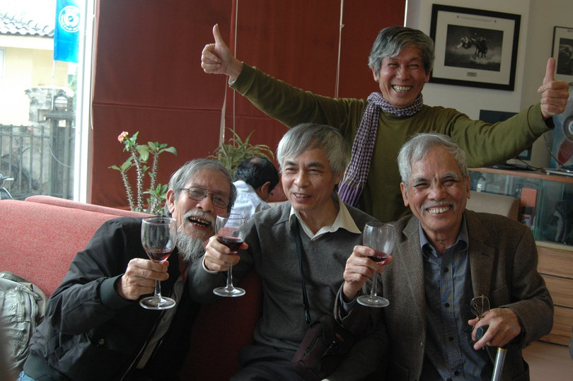 Trần Hồng và các đồng nghiệp của anh