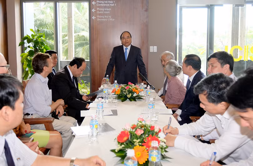 Thủ tướng làm việc với các nhà khoa học tại Trung tâm ICISE (Ảnh: VGP)