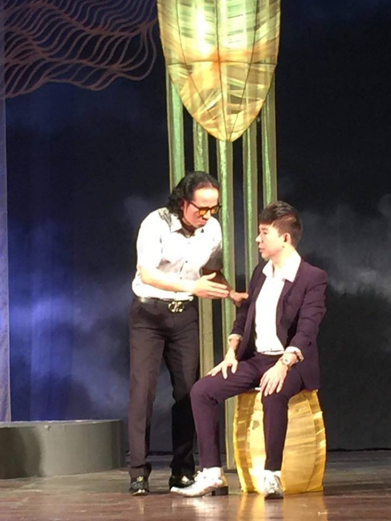 Long Nhật trong vai diễn "Dưới ánh đèn"