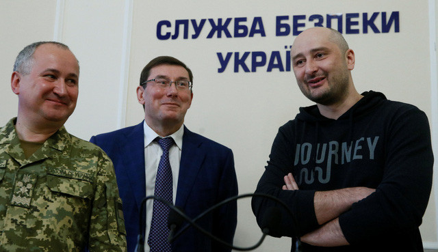 Arkady Babchenko (phải) xuất hiện tại Kiev ngày 30-5 (Ảnh: Reuters)
