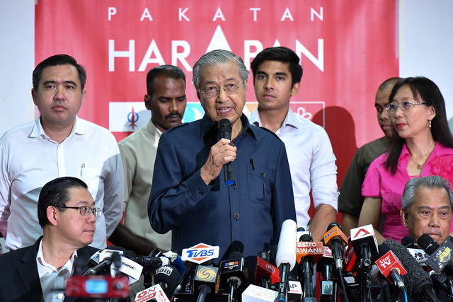 Ông Mahathir trúng cử Thủ tướng Malaysia ở tuổi 92 (Ảnh: REUTERS)
