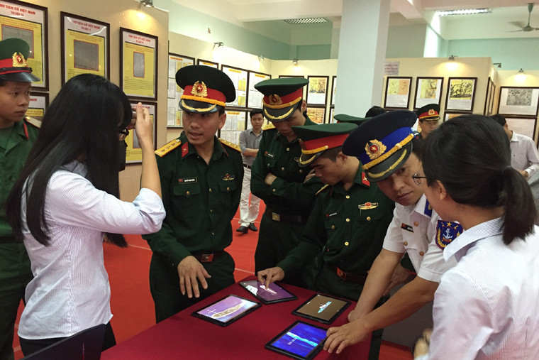 Đông đảo cán bộ, chiến sĩ, các em học sinh và nhân dân đến tham quan Triển lãm