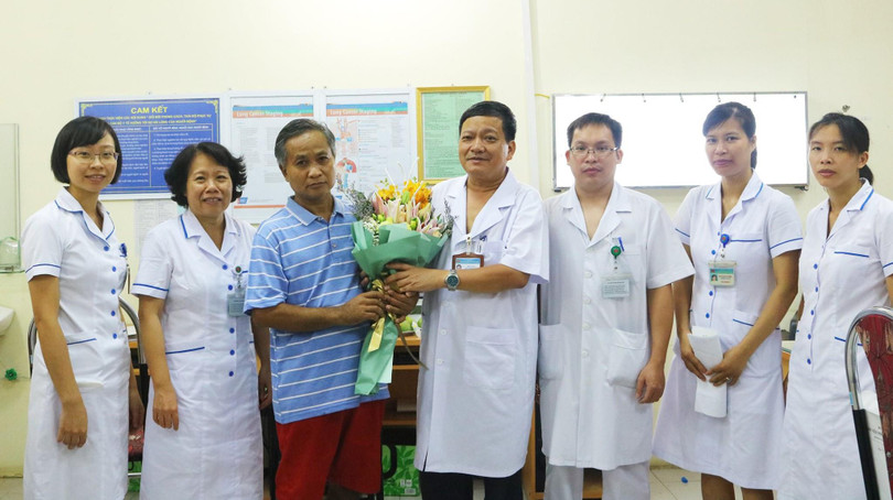 Ông Siêng Bun Thăn tặng hoa cho các bác sĩ của Bệnh viện Phổi Trung ương.