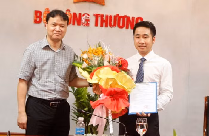 Ông Vũ Hùng Sơn (phải) khi vừa được bổ nhiệm Phó chánh văn phòng Ban Chỉ đạo 389 Quốc gia.