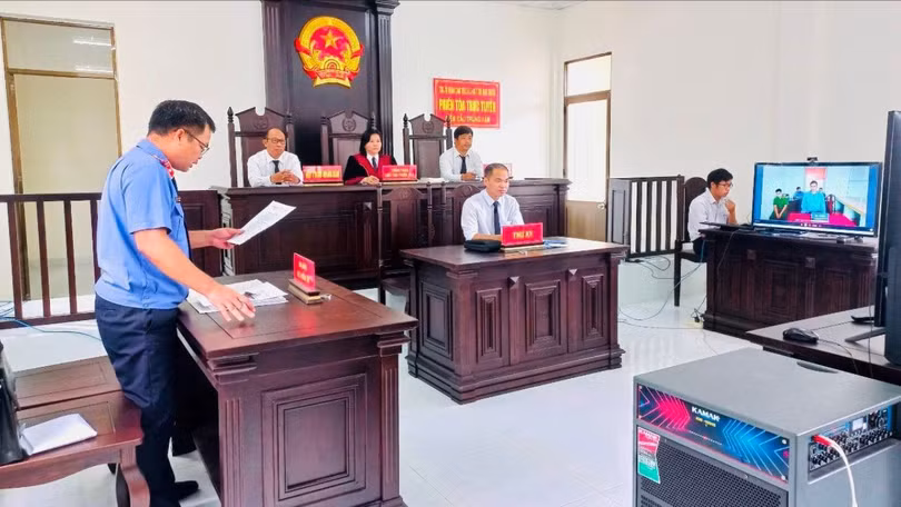 Đại diện VKSND trình bày quan điểm tại phiên tòa trực tuyến. Ảnh minh hoạ.