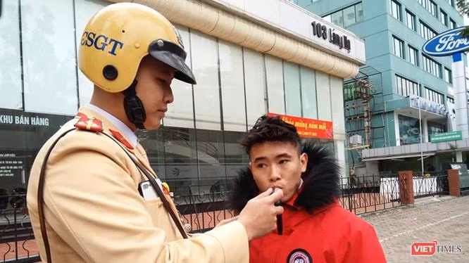 Lực lượng CSGT kiểm tra, xử lý người tham gia giao thông vi phạm nồng độ cồn.
