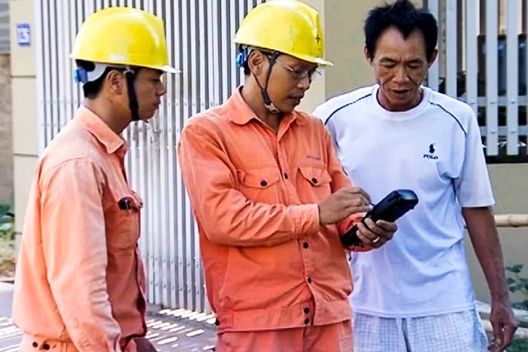 Nhân viên thu ngân sử dụng máy Pos in biên nhận thanh toán cho khách hàng ngay tại nhà.