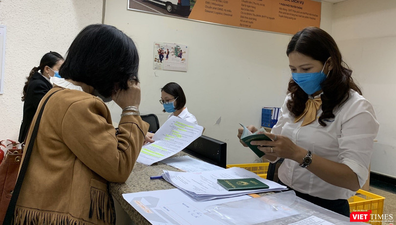 Sử dụng các biện pháp phòng dịch cá nhân là yêu cầu bắt buộc với khách hàng và nhân viên giao dịch của Vietnam Post. Ảnh minh họa: K,M