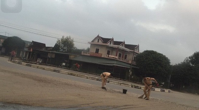 Hình ảnh 2 CSGT đã nhận được nhiều ánh mắt thân thiện từ người đi đường