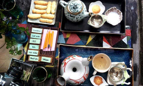 Ở quán, du khách không chỉ được thưởng trà mà còn có bánh ăn kèm hoặc gọi thêm theo yêu cầu. Ảnh:Hương Chi