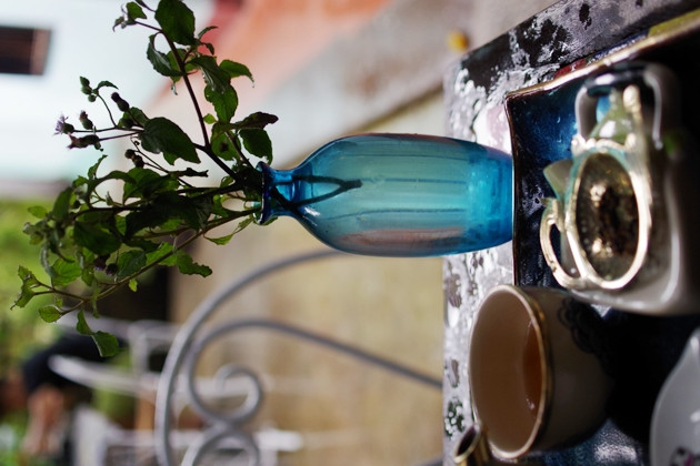 Quán thường sử dụng các loại hoa dại để cắm tạo vẻ đẹp mộc mạc, gần gũi. Ảnh:Hương Chi