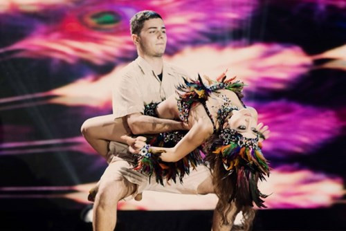 Cô cùng bạn diễn trong đêm mở màn Bước nhảy hoàn vũ