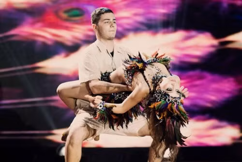 Cô cùng bạn diễn trong đêm mở màn Bước nhảy hoàn vũ