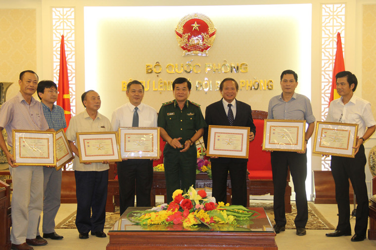 Thay mặt Bộ Tư lệnh Bộ đội Biên phòng, Trung tướng Hoàng Xuân Chiến, Tư lệnh trao tặng Kỷ niệm chương "Vì chủ quyền, an ninh biên giới Tổ quốc" cho Bộ trưởng Trương Minh Tuấn, nguyên Thứ trưởng Trần Đức Lai và các cá nhân thuộc Bộ