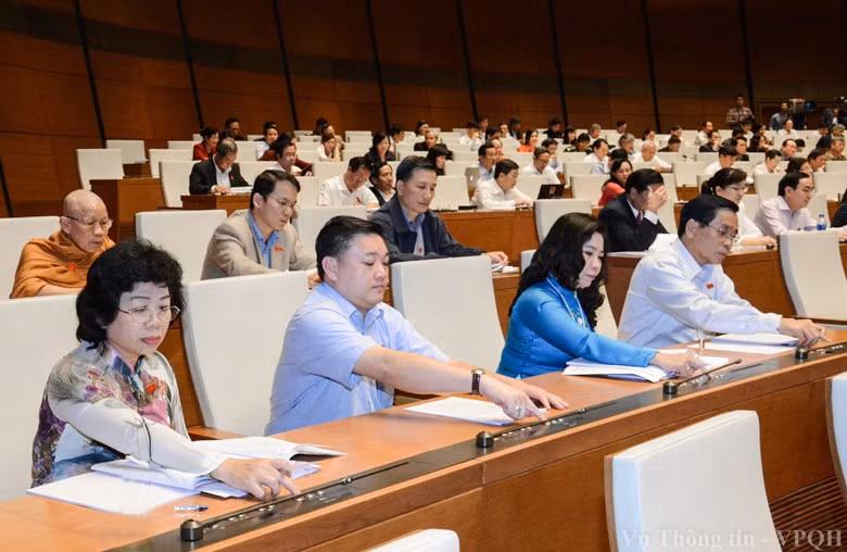Các đại biểu Quốc hội bấm nút biểu quyết.