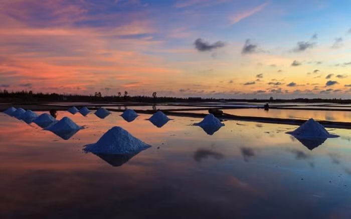Cánh đồng muối Việt: Nơi ngắm hoàng hôn đẹp nhất thế giới ảnh 1