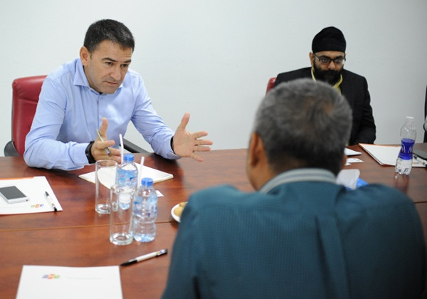 Ông James Rutherfoord - TGĐ ngành hàng thiết bị di động Microsoft khu vực Châu Á - Thái Bình Dương trong buổi làm việc với FPT Trading - Ảnh: Chungta