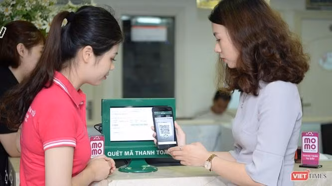 Nhiều ý kiến cho rằng đến nay chuyện người dùng ra quán cafe, rút điện thoại ra thanh toán vẫn là thách thức.
