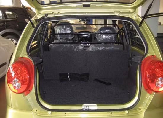 Chevrolet Spark Van trang bị động cơ 1.0 lít, về cơ bản không khác nhiều so với xe 4 chỗ. Tuy nhiên phần đuôi cuả nó lại là một khoang chở hàng và cabin chỉ được trang bị hai chỗ ngồi - đây cũng là điều bạn cần phải cân nhắc khi muốn mua mẫu xe cỡ nhỏ này