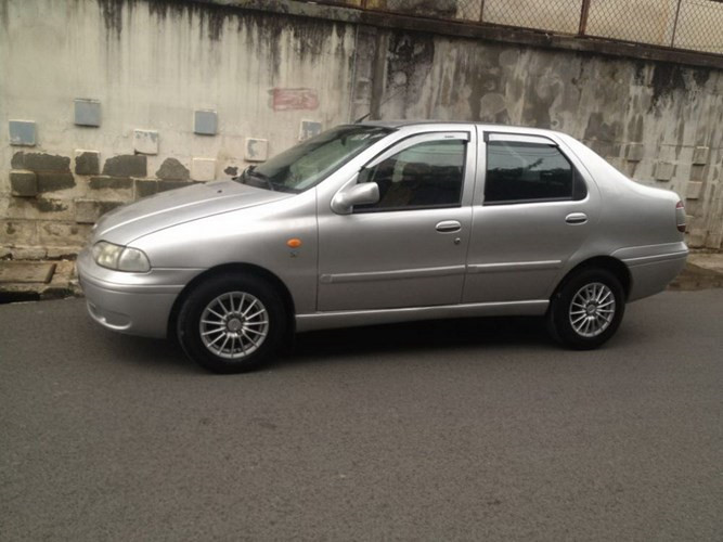 Một chiếc xe thương hiệu Ý - Fiat Siena đời 2001 – 2004 hiện có mức giá khá rẻ, chỉ từ 60 - 120 triệu tuỳ theo độ mới hay cũ. Mẫu xe này có ưu điểm là màu sắc đa dạng dễ lựa chọn gồm: Vàng (cốm), Xanh (dưa hấu), Ghi (xám), Mận chín (Bóc đô),…, thiết kế nhỏ gọn, hệ thống khung gầm vững chắc giúp cho mẫu xe luôn được người dùng săn tìm