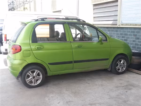 Chevrolet Spark Van 2010. Mẫu xe cỡ nhỏ này sở hữu thiết kế gọn, đẹp và chắc chắn. Nó cũng sở hữu đa dạng về lựa chọn màu sắc cho người tiêu dùng - dòng Spark Van đời đầu cũng là một cái tên nằm trong top những mẫu xe cũ giá rẻ từ đáng mua nhất hiện nay