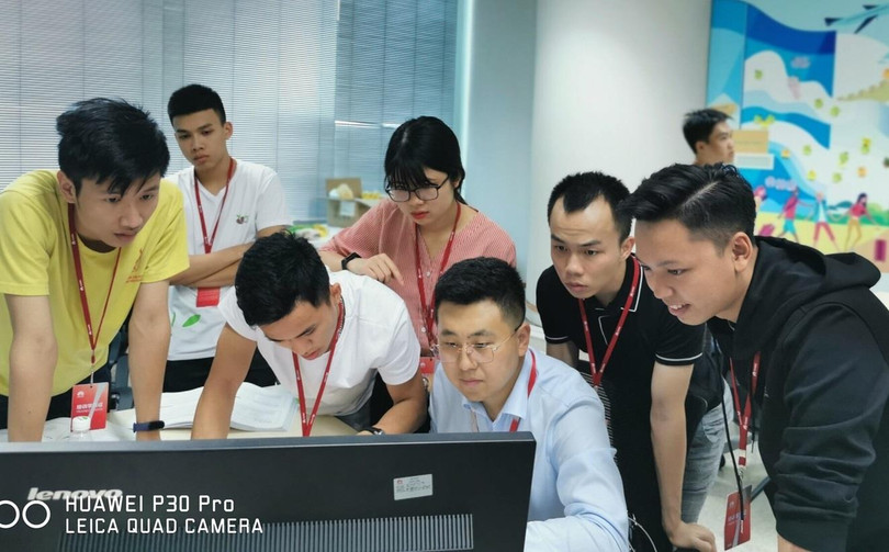 Giờ học thực hành của các sinh viên Việt Nam. 