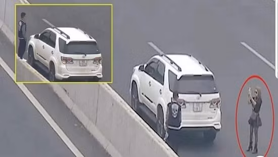 Ảnh cắt từ video ghi lại thời điểm cặp đôi dừng trên cao tốc để sống ảo. Ảnh: Facebook.