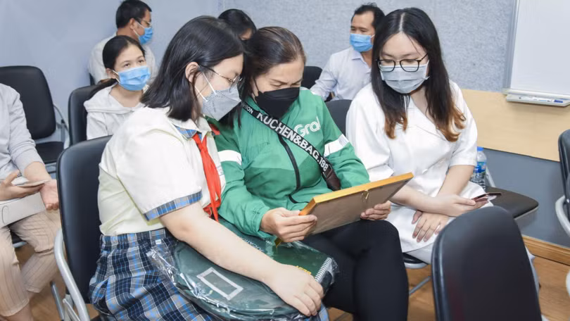 Đối tác của Grab (áo xanh) đang tìm hiểu về chương trình học bổng.