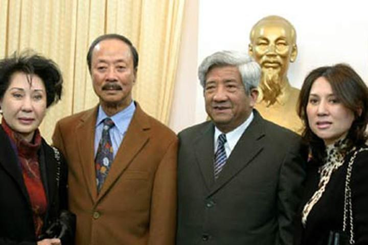 Ông Nguyễn Cao Kỳ (thứ 2 trái sang) được nguyên Chủ tịch Ủy ban TƯ MTTQ Việt Nam Phạm Thế Duyệt đón tiếp.