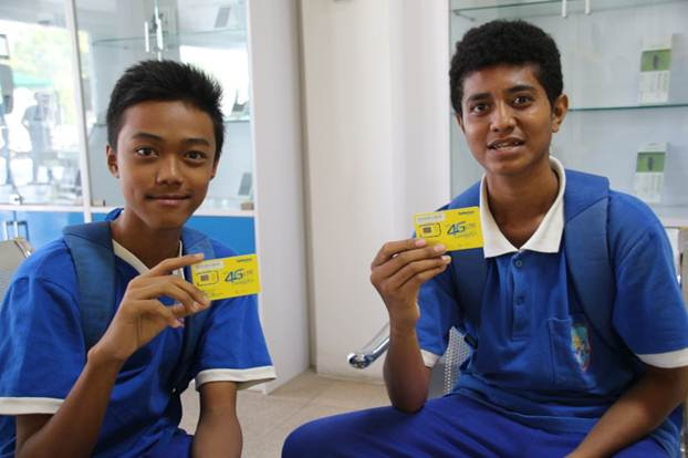 Những người Đông Timor đầu tiên đổi SIM 4G của Viettel.