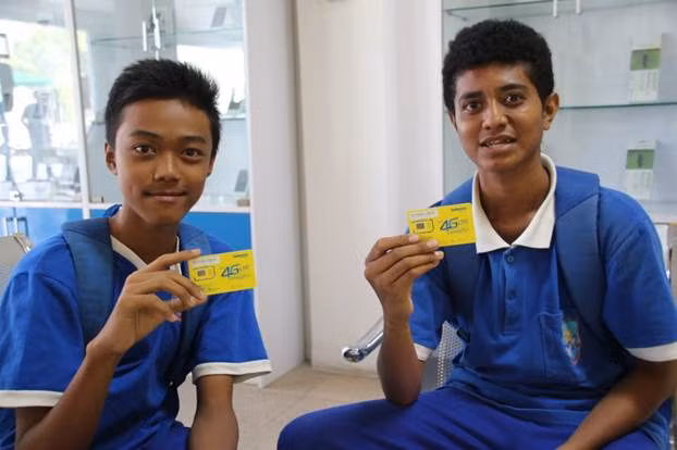 Những người Đông Timor đầu tiên đổi SIM 4G của Viettel.